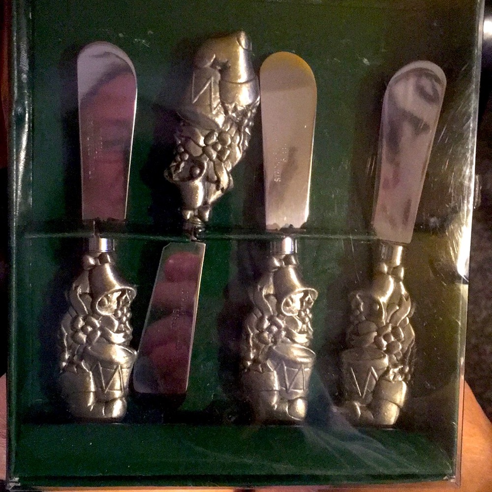 Set of 4 Stainless steel weighted spreaders/ holiday theme/new in box